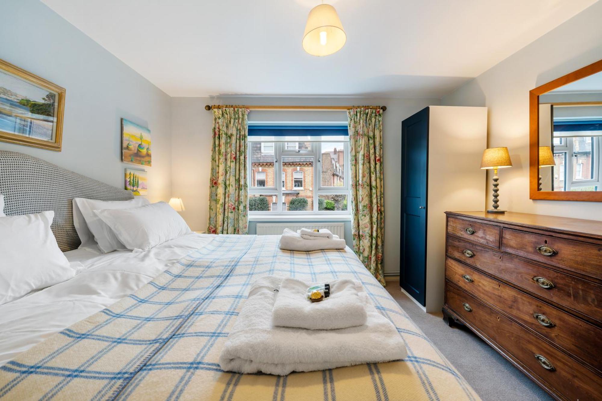 Bright & Cosy Gem ~ Battersea Park View ~ King Bed Appartement Londen Buitenkant foto